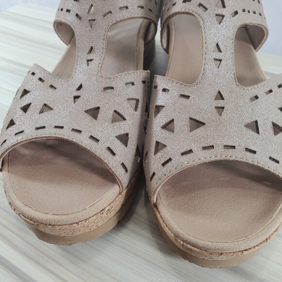 Earth Buran Rosa 8.5 Ecru Leather Wedge Sandal T Strap Ankle Cork Cut Out - Picture 4 of 13